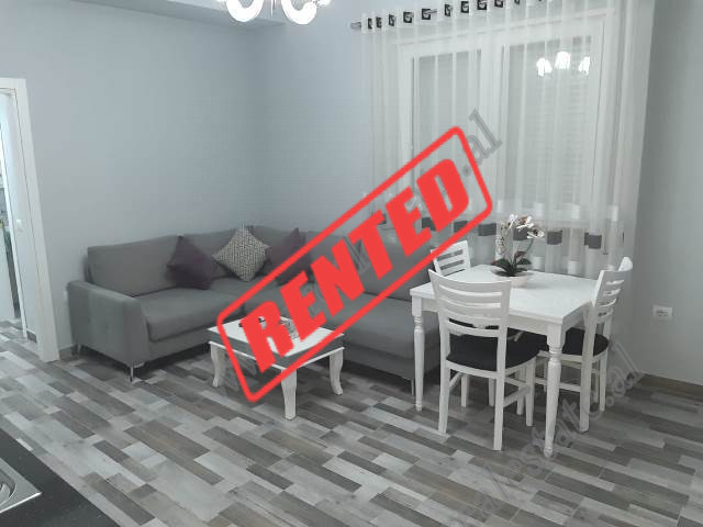 Apartament 2+1 per qira ne rrugen Sali Butka ne Tirane.

Ndodhet ne katin e dyte te nje pallati te